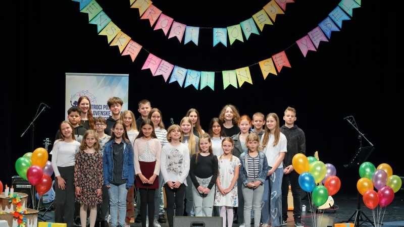 otroci_pojejo_majsperk_skupna